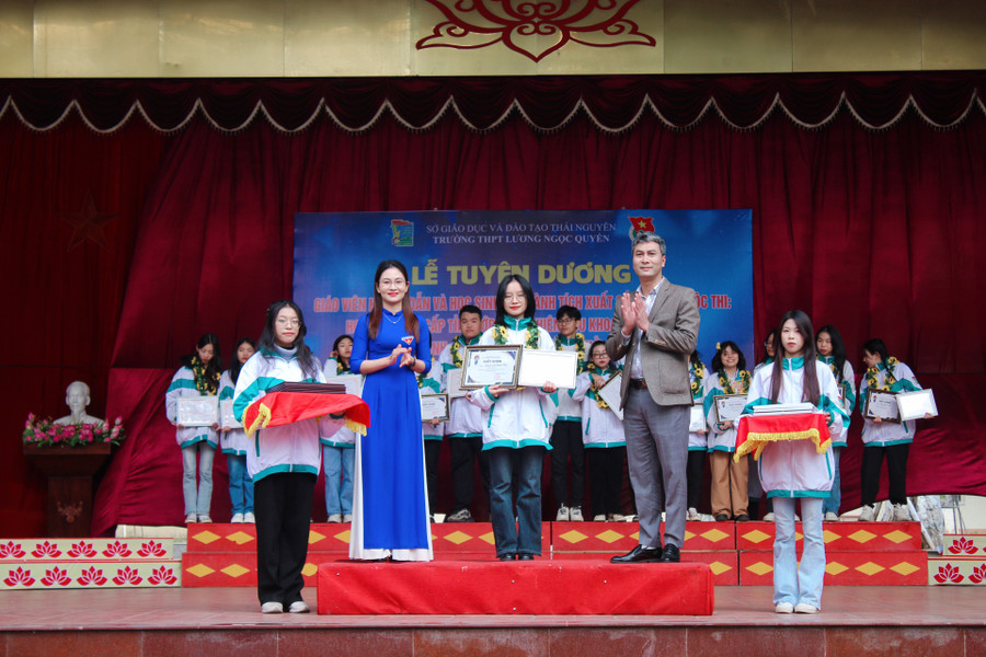 Nhà báo Ngô Sỹ Nha, Phó Trưởng văn phòng đại diện báo Giáo dục và Thời đại khu vực Việt Bắc và chị Trần Thị Quỳnh Trang, UV BCH Tỉnh đoàn, Bí thư Đoàn trường THPT Lương Ngọc Quyến trao giấy chứng nhận, giấy khen cho các học sinh đạt giải. Nhà báo Ngô Sỹ Nha, Phó Trưởng văn phòng đại diện báo Giáo dục và Thời đại khu vực Việt Bắc và chị Trần Thị Quỳnh Trang, UV BCH Tỉnh đoàn, Bí thư Đoàn trường THPT Lương Ngọc Quyến trao giấy chứng nhận, giấy khen cho các học sinh đạt giải.