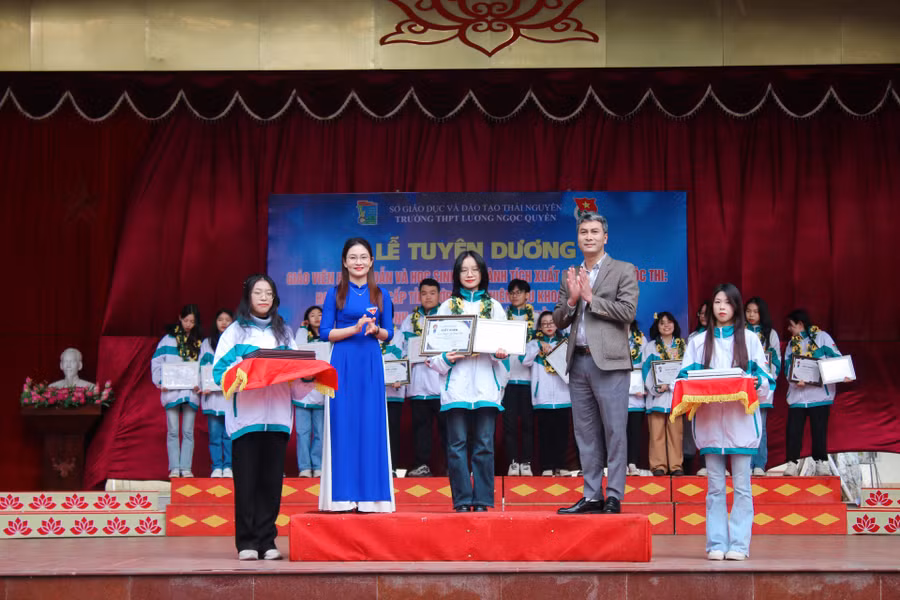 Nhà báo Ngô Sỹ Nha, Phó Trưởng văn phòng đại diện báo Giáo dục và Thời đại khu vực Việt Bắc và chị Trần Thị Quỳnh Trang, UV BCH Tỉnh đoàn, Bí thư Đoàn trường THPT Lương Ngọc Quyến trao giấy chứng nhận, giấy khen cho các học sinh đạt giải.