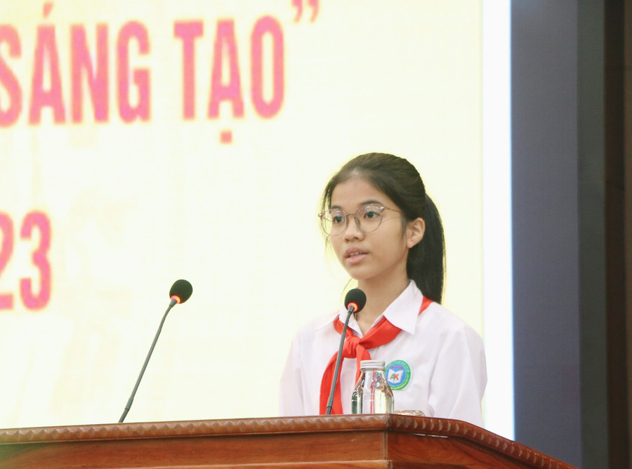 Em Đặng Hà Chi - học sinh lớp 8A4 Trường THCS An Khánh đạt giải Đặc biệt cuộc thi "Thầy cô trong mắt em" năm 2023 chia sẻ cảm xúc tại chương trình. Em Đặng Hà Chi - học sinh lớp 8A4 Trường THCS An Khánh đạt giải Đặc biệt cuộc thi "Thầy cô trong mắt em" năm 2023 chia sẻ cảm xúc tại chương trình.