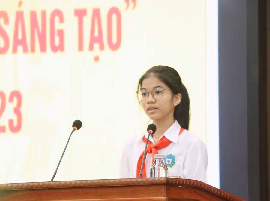 Em Đặng Hà Chi - học sinh lớp 8A4 Trường THCS An Khánh đạt giải Đặc biệt cuộc thi "Thầy cô trong mắt em" năm 2023 chia sẻ cảm xúc tại chương trình.