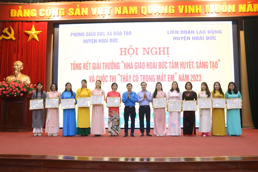 Các nhà giáo tiêu biểu được lãnh đạo Phòng GD&ĐT cùng Liên đoàn Lao động huyện Hoài Đức vinh danh tại buổi lễ.