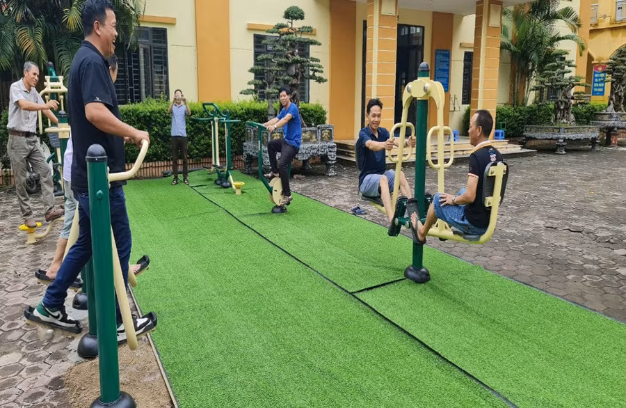 Khu vui chơi ngoài trời với các thiết bị hỗ trợ tập luyện thể chất cho mọi người khi tới trường.