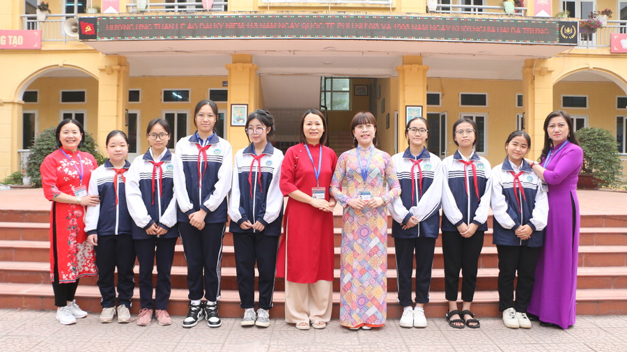 Lãnh đạo nhà trường và các em học sinh đạt giải tại Kỳ thi học sinh giỏi cấp thành phố năm học 2022-2023. Lãnh đạo nhà trường và các em học sinh đạt giải tại Kỳ thi học sinh giỏi cấp thành phố năm học 2022-2023.