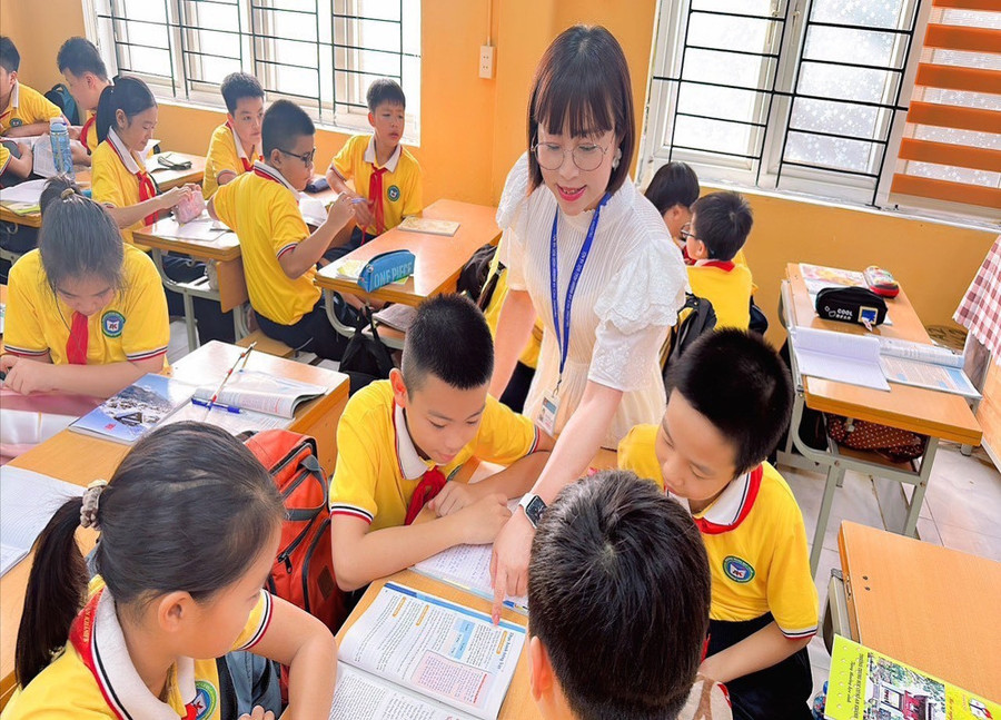 Cô Huyền và các em học sinh trong một giờ học trên lớp. Cô Huyền và các em học sinh trong một giờ học trên lớp.