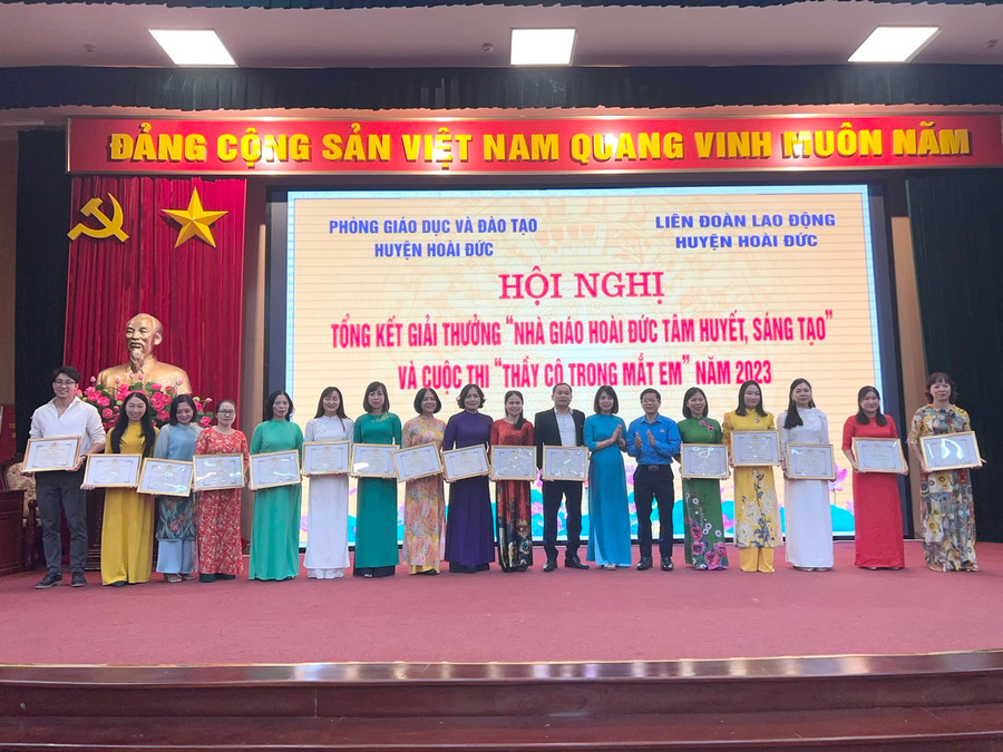 Các nhà giáo tiêu biểu được khen thưởng, tuyên dương tại hội nghị. Các nhà giáo tiêu biểu được khen thưởng, tuyên dương tại hội nghị.