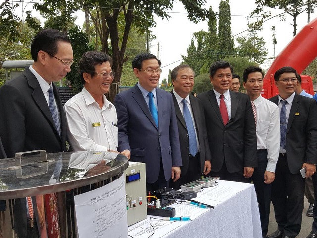 Phó thủ tướng Vương Đình Huệ cùng các đại biểu khi tham quan các gian hàng triển lãm tại buổi lễ Phó thủ tướng Vương Đình Huệ cùng các đại biểu khi tham quan các gian hàng triển lãm tại buổi lễ