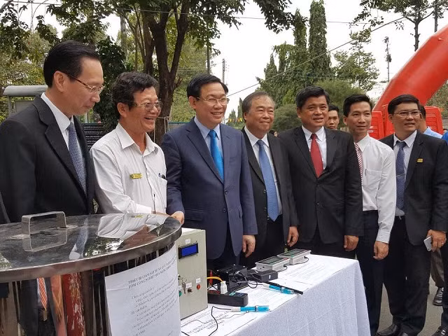 Phó thủ tướng Vương Đình Huệ cùng các đại biểu khi tham quan các gian hàng triển lãm tại buổi lễ