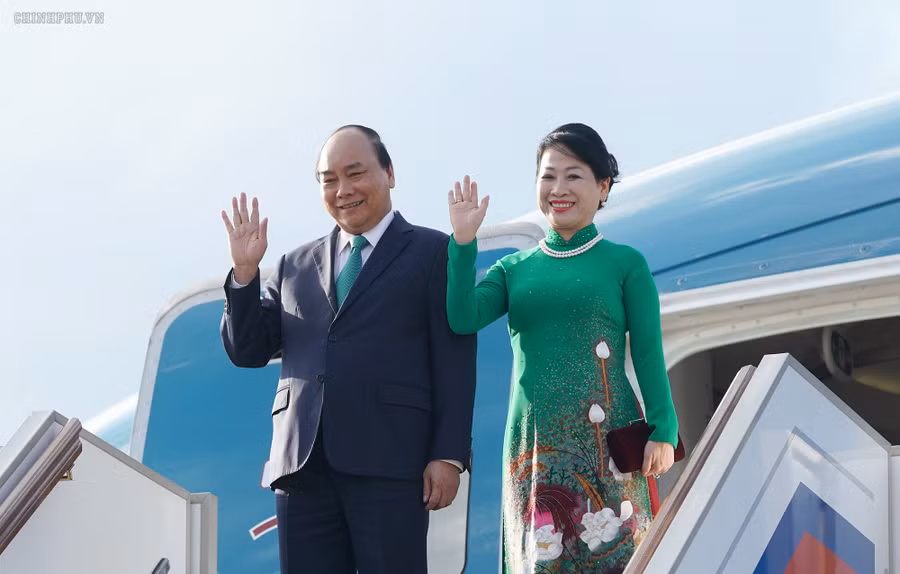 Thủ tướng Nguyễn Xuân Phúc và Phu nhân tới sân bay Vnukovo 2, thủ đô Moscow, vào 17h40 ngày 21/5 (giờ địa phương). Ảnh: VGP/Quang Hiếu.