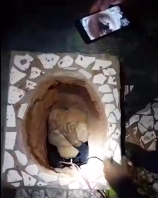 Đường ngầm được đào ngay dưới bồn cầu và còn được lắp thêm đèn chiếu sáng