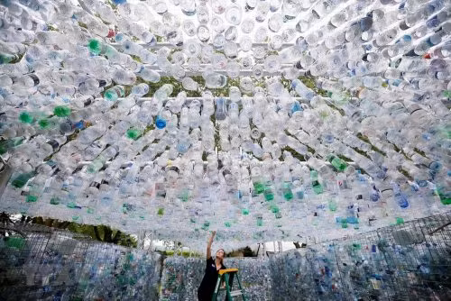 doc va la: xay nha bang 1.500 chai nhua bo di hinh anh 1