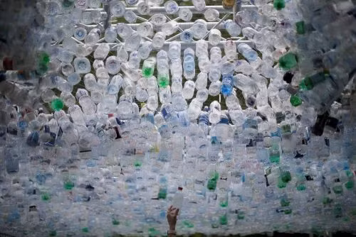 doc va la: xay nha bang 1.500 chai nhua bo di hinh anh 3