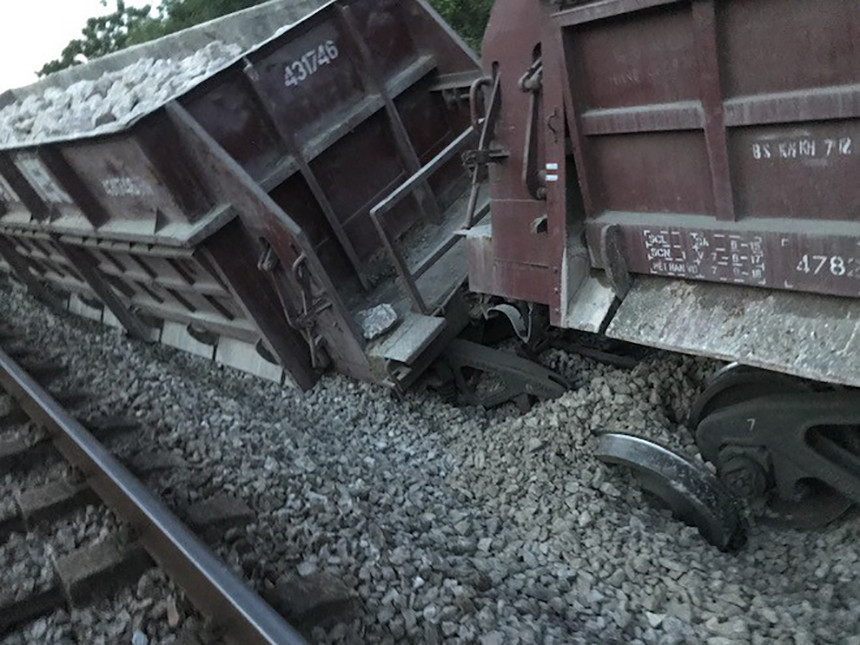 Bánh tàu trật khỏi đường ray và mắc kẹt Bánh tàu trật khỏi đường ray và mắc kẹt