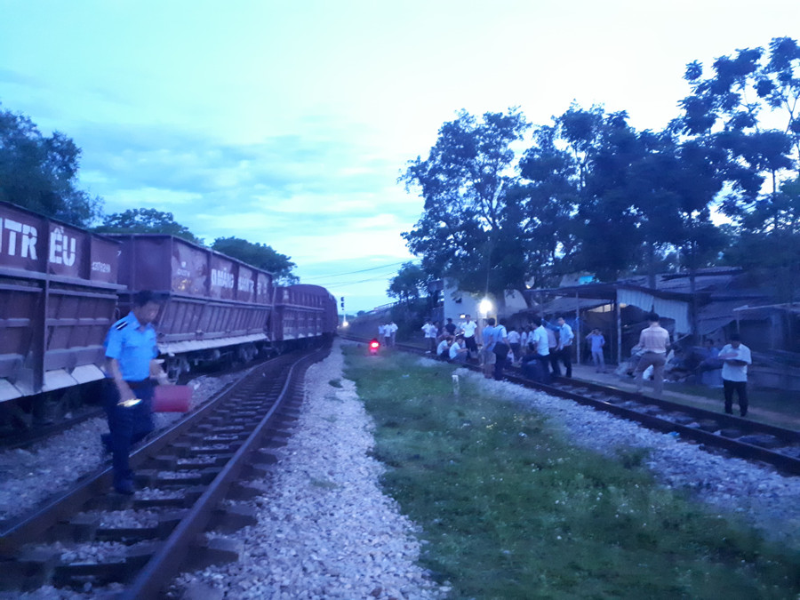 Lực lượng chức năng có mặt tại hiện trường để xử lý vụ việc Lực lượng chức năng có mặt tại hiện trường để xử lý vụ việc