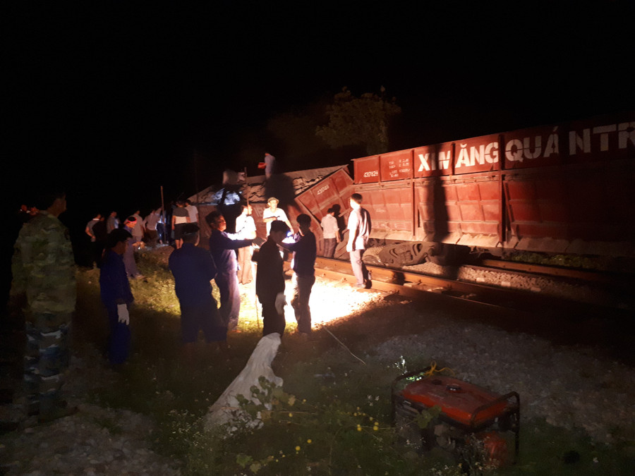 Các lực lượng đang cố gắng xử lý, thông tuyến đường sắt trong đêm Các lực lượng đang cố gắng xử lý, thông tuyến đường sắt trong đêm