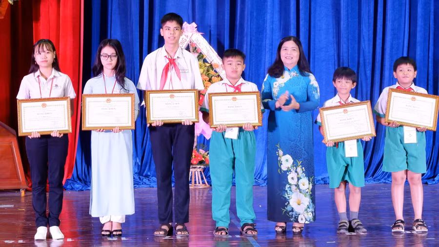 Tuyên dương, khen thưởng HS đạt giải ở các cuộc thi quốc gia, quốc tế. 