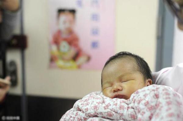 Kỳ lạ em bé vừa chào đời đã 17 tuổi ảnh 2