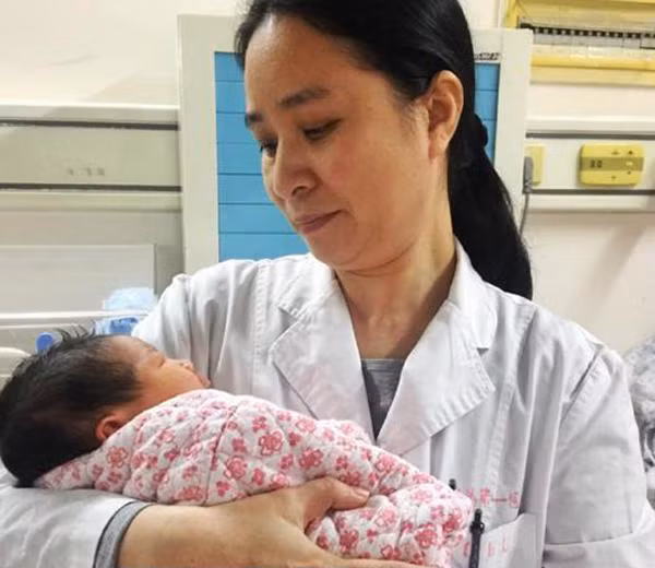 Kỳ lạ em bé vừa chào đời đã 17 tuổi ảnh 1