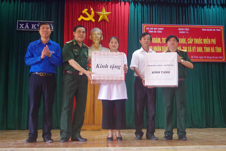 Lãnh đạo BĐBP Hà Tĩnh và Bệnh viện Quân y 4 trao tặng một số vật tư y tế cho Trạm y tế xã Kỳ Hà Lãnh đạo BĐBP Hà Tĩnh và Bệnh viện Quân y 4 trao tặng một số vật tư y tế cho Trạm y tế xã Kỳ Hà