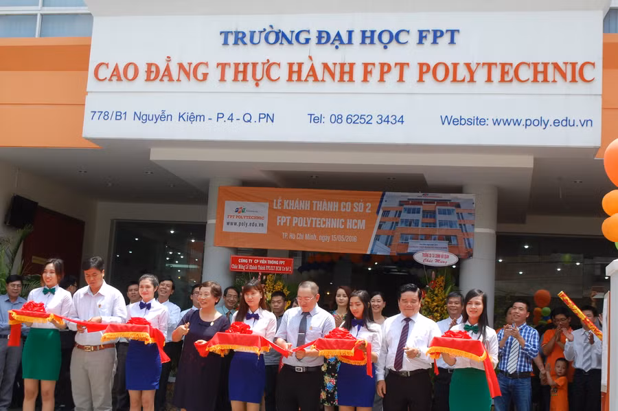 Lãnh đạo trường cắt băng khánh thành