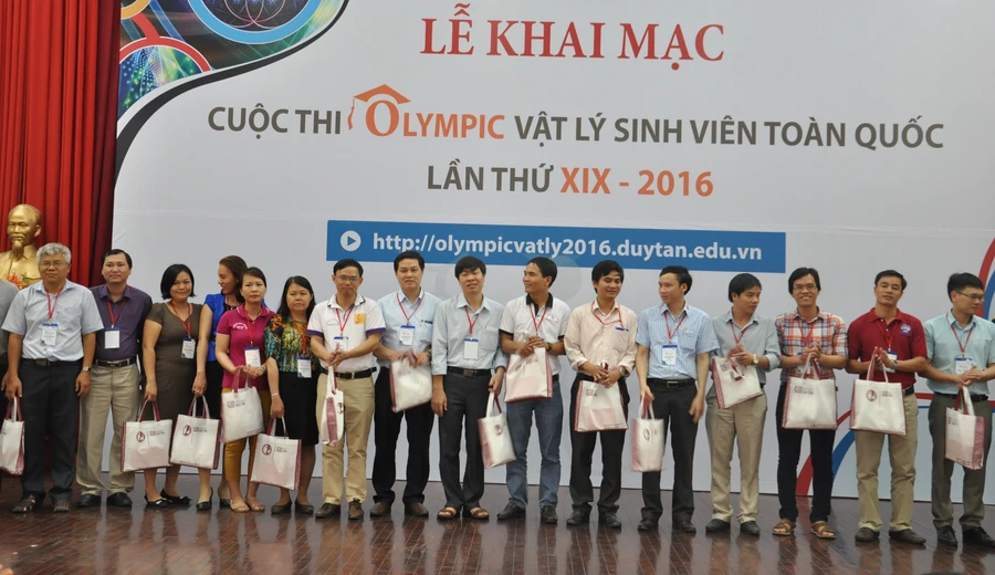 Ban tổ chức tặng hoa, quà lưu niệm cho các đoàn tham dự Kỳ thi Olympic Vật lý sinh viên toàn quốc năm 2016