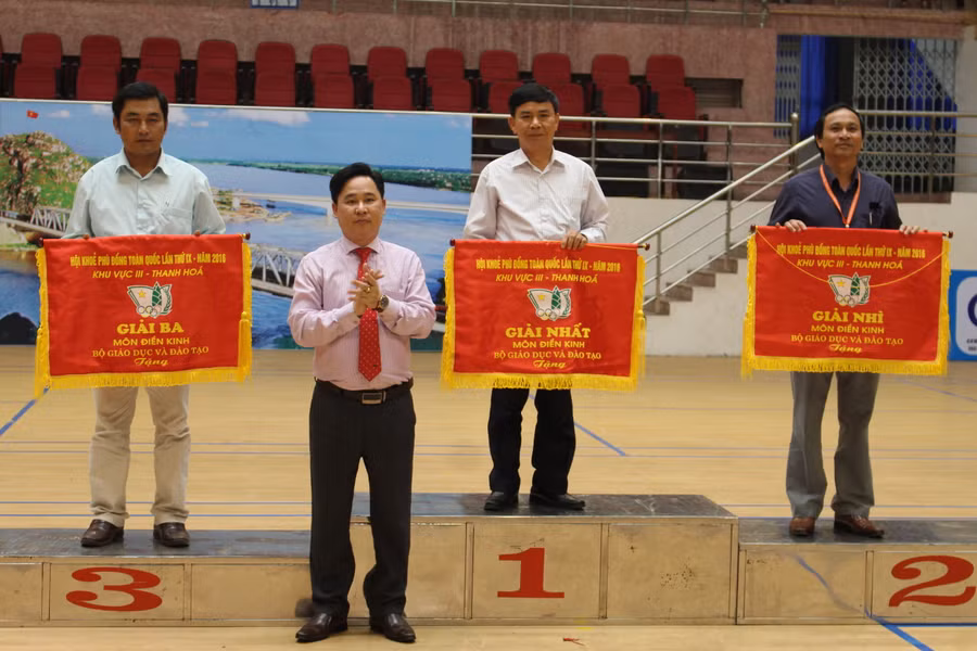 Lễ trao giải cho các đoàn đạt thành tích cao trong Hội khỏe Phù Đổng khu vực 3, năm 2016. Ảnh: Nguyễn Quỳnh