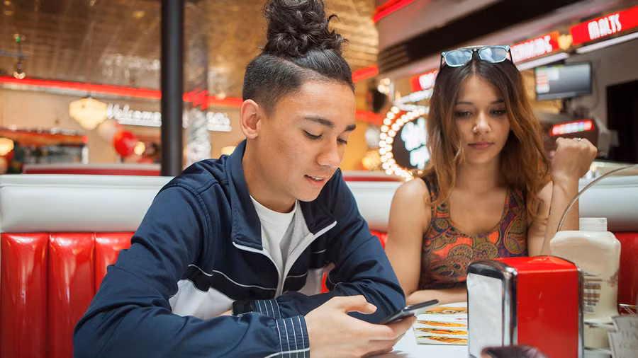 Trong hầu hết các trường hợp, mối quan hệ trở nên tồi tệ khi người phụ nữ chọn theo dõi điện thoại của người đàn ông. (Ảnh: ITN).
