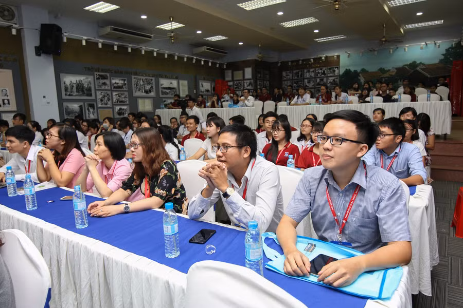 Đông đảo cán bộ, giảng viên Khoa Dược tham dự hội nghị