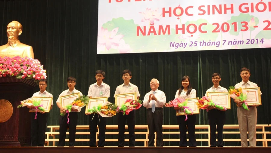 Ông Lê Hồng Quân, UVTW Đảng, Chủ tịch UBND TPHCM trao bằng khen cho 7 HS đoạt giải quốc tế 