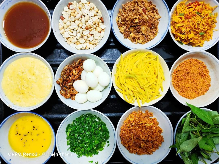 Muối tôm, hành phi, khô gà các bạn có thể tự làm nhà, hoặc mua chỗ uy tín cho an toàn nha.