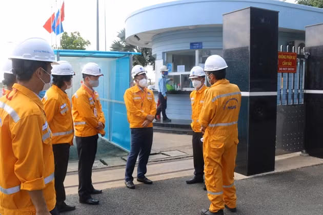 Lãnh đạo Ban ATMT PV GAS và lãnh đạo KĐN kiểm tra tình hình chuẩn bị phòng chống dịch Covid-19 tại Trung tâm Phân phối Khí Nhơn Trạch (Đồng Nai).