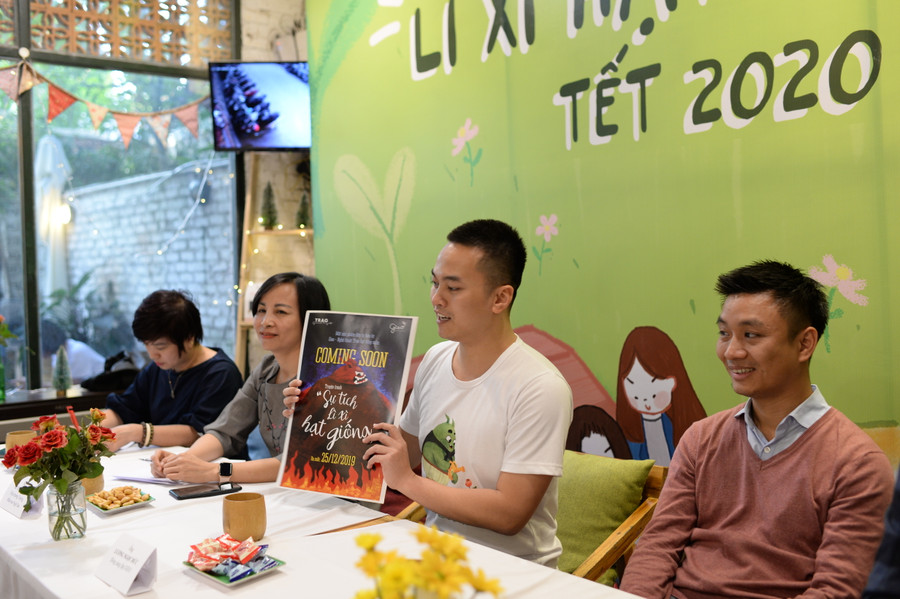 Ông Lương Ngọc Đức (áo trắng), đồng sáng lập Gieo – Nghệ thuật Trao hạt May mắn chia sẻ ý nghĩa của Cuộc thi Thiết kế Lì xì hạt giống.