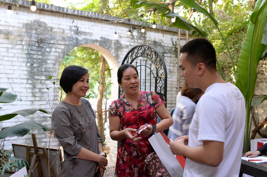 Khách mời thích thú với các thiết kế lì xì và lời chúc của các em học sinh.