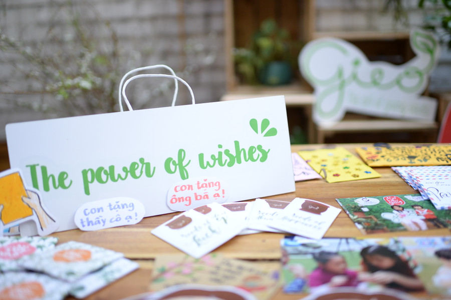 Những lời chúc đáng yêu các học sinh dành tặng người thân yêu trên các thiết kế lì xì hạt giống.
