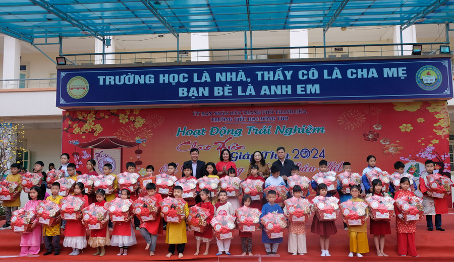 Nhà trường trao quà Tết đến học sinh có hoàn cảnh khó khăn. Nhà trường trao quà Tết đến học sinh có hoàn cảnh khó khăn.