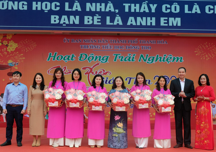 Đại diện các cô giáo thuộc gia đình chính sách nhận quà Tết từ nhà trường. Đại diện các cô giáo thuộc gia đình chính sách nhận quà Tết từ nhà trường.