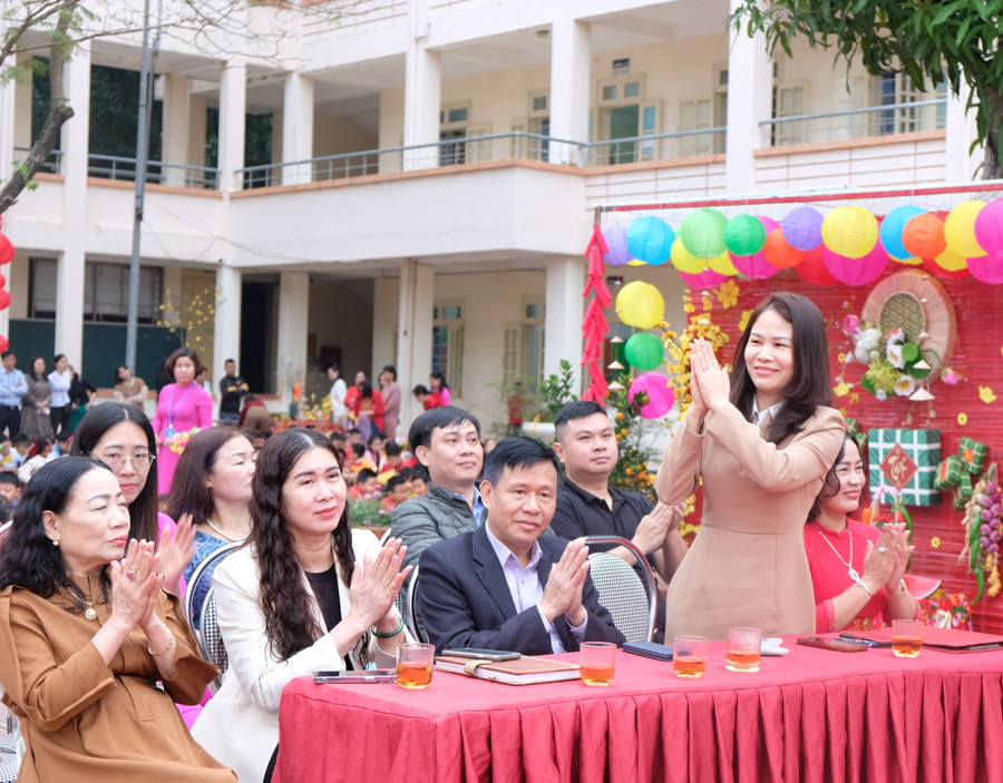 Bà Nguyễn Thị Oanh, Trưởng Phòng GD&ĐT TP Thanh Hoá dự chương trình trải nghiệm "Xuân gắn kết - Tết yêu thương" tại Trường Tiểu học Đông Thọ. Bà Nguyễn Thị Oanh, Trưởng Phòng GD&ĐT TP Thanh Hoá dự chương trình trải nghiệm "Xuân gắn kết - Tết yêu thương" tại Trường Tiểu học Đông Thọ.