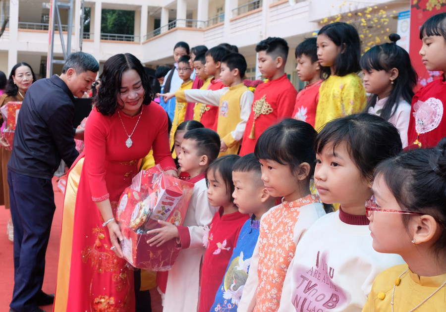 Cô giáo Vũ Thị Thuý Hà, Hiệu trưởng Trường Tiểu học Đông Thọ trao quà tới học sinh có hoàn cảnh khó khăn. Cô giáo Vũ Thị Thuý Hà, Hiệu trưởng Trường Tiểu học Đông Thọ trao quà tới học sinh có hoàn cảnh khó khăn.