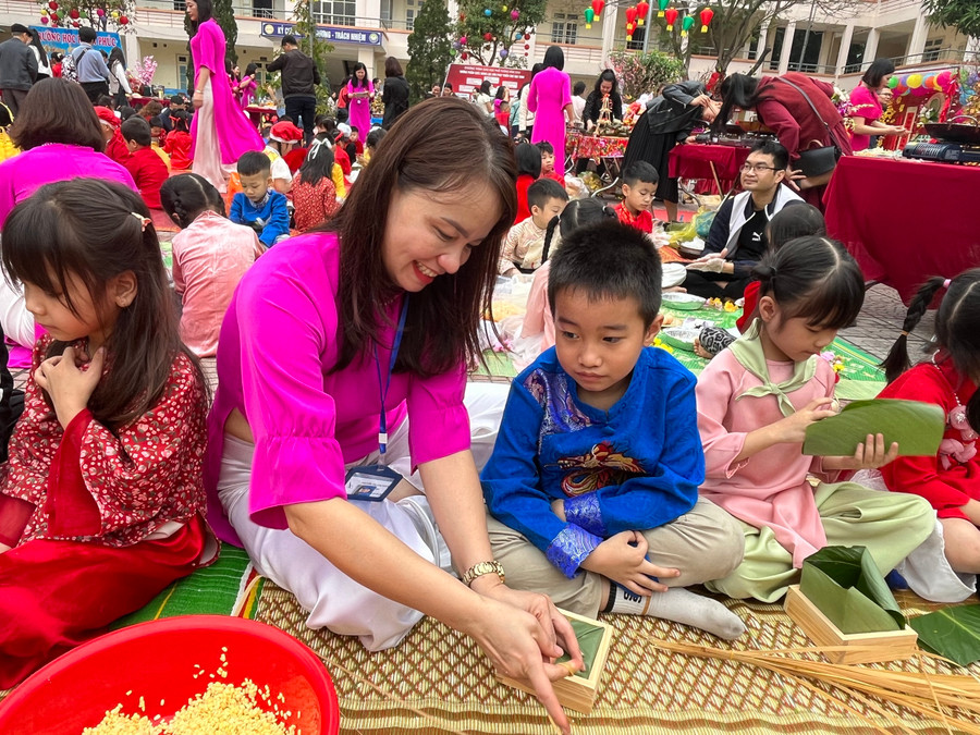 Những chiếc bánh chưng cũng được cô giáo tận tình hướng dẫn học sinh thực hiện. Những chiếc bánh chưng cũng được cô giáo tận tình hướng dẫn học sinh thực hiện.