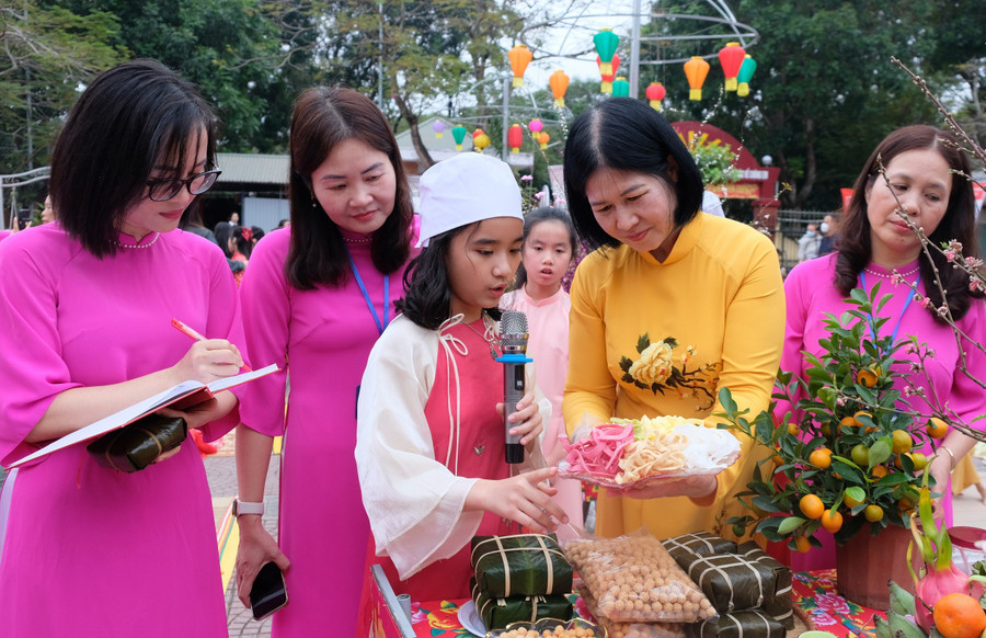 Ban Giám khảo chấm điểm tới các khối lớp. Ban Giám khảo chấm điểm tới các khối lớp.