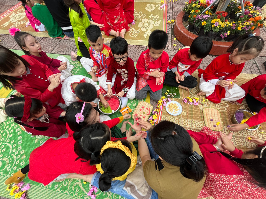 Học sinh hào hứng với trải nghiệm làm bánh Tết. Học sinh hào hứng với trải nghiệm làm bánh Tết.