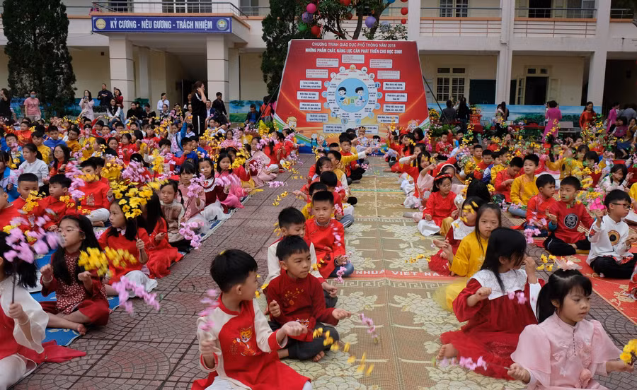 Cả sân trường ngập tràn sắc xuân. Cả sân trường ngập tràn sắc xuân.