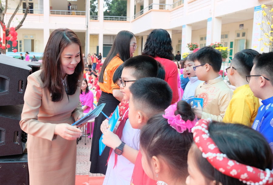 Bà Nguyễn Thị Oanh, Trưởng Phòng GD&ĐT TP Thanh Hoá trao học bổng tới học sinh có thành tích trong học kỳ I. Bà Nguyễn Thị Oanh, Trưởng Phòng GD&ĐT TP Thanh Hoá trao học bổng tới học sinh có thành tích trong học kỳ I.