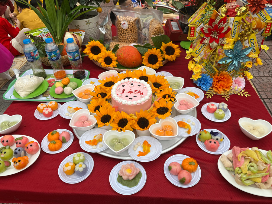 Phụ huynh hào hứng tham gia cùng các con. Phụ huynh hào hứng tham gia cùng các con.