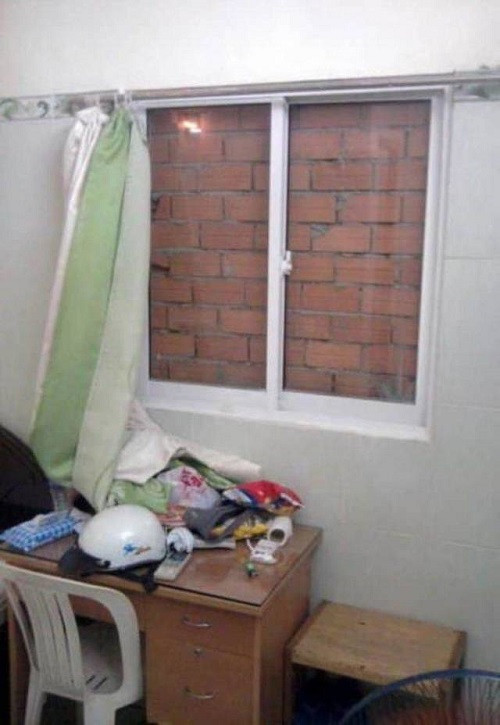 Khung cửa sổ không mở bao giờ.