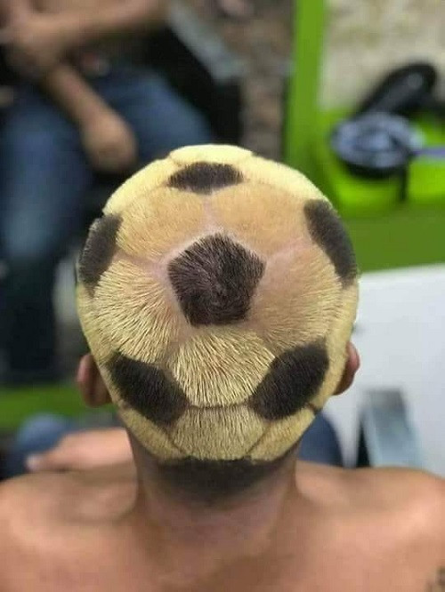 Khi fan bóng đá đi cắt tóc.