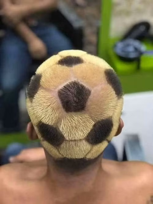 Khi fan bóng đá đi cắt tóc.