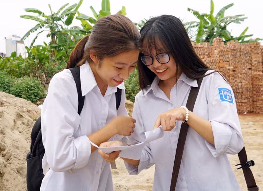 Thí sinh trao đổi kết quả làm bài thi