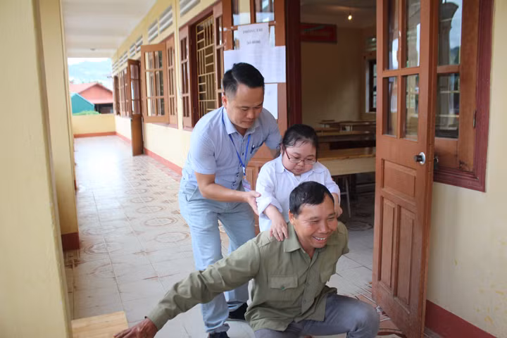  Thí sinh Trịnh Thu Huyền, xã Xuân Quang, huyện Bảo Thắng (Lào Cai) nỗ lực đi thi.