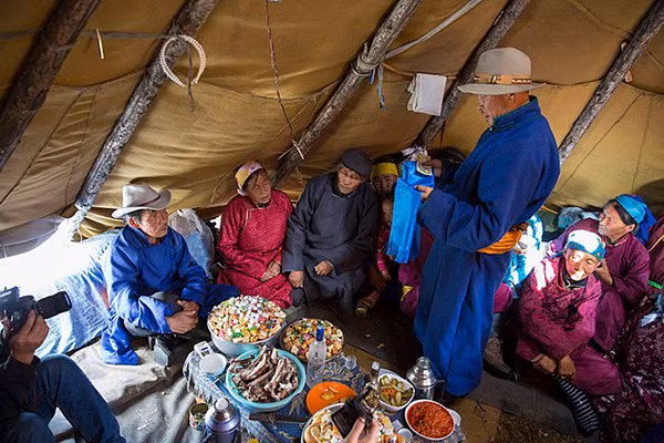 Khám phá đám cưới của bộ lạc du mục chuyên cưỡi tuần lộc - Hình 7