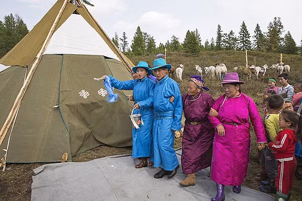 Khám phá đám cưới của bộ lạc du mục chuyên cưỡi tuần lộc - Hình 12